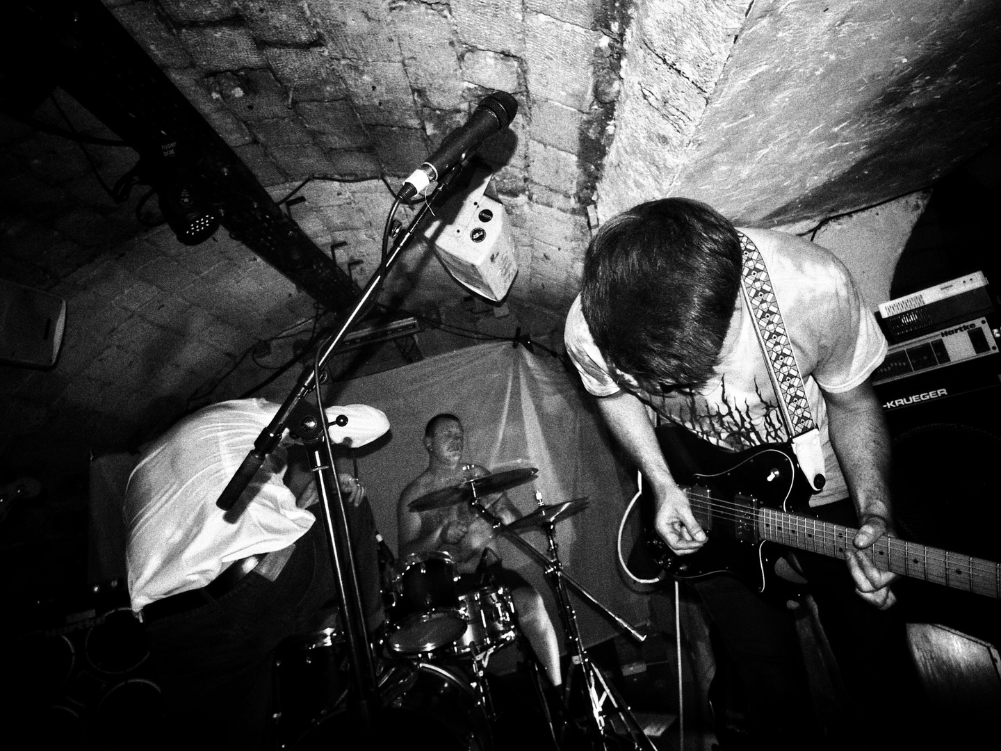 le groupe joue frénétiquement