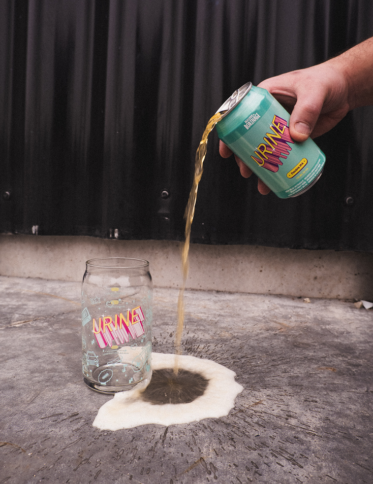 la biere est versée à côté du verre de façon délibéré